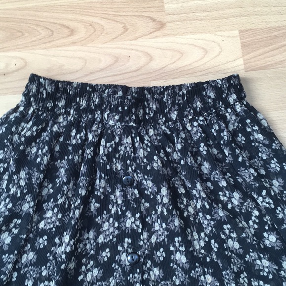 Sheer Vintage Floral Button-Up Skirt - Picture 4 of 7